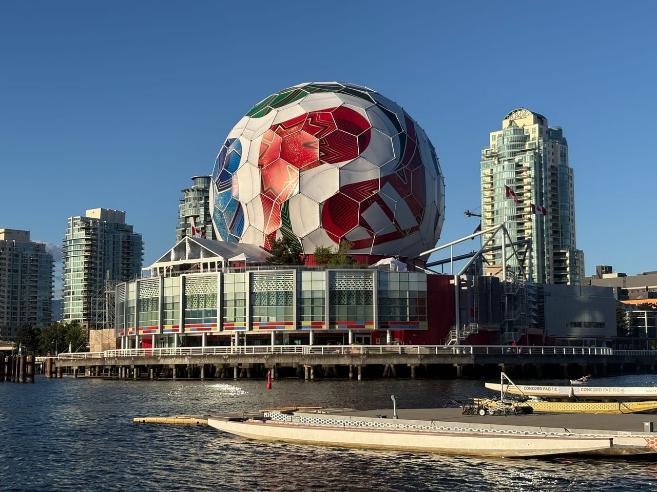 Esfera de Science World decorada como un balón de fútbol en Vancouver