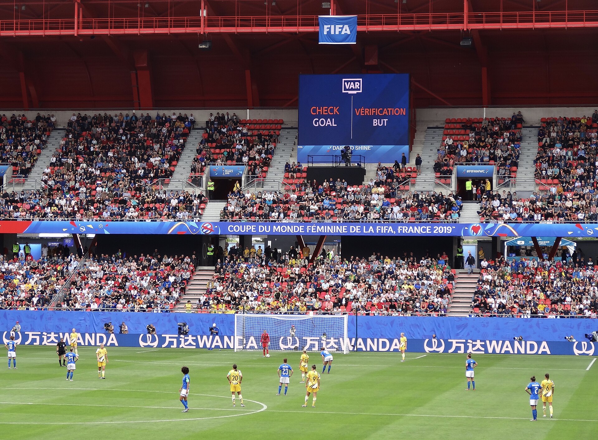 El videomarcador anuncia una revisión del VAR en un partido de una Copa del Mundo